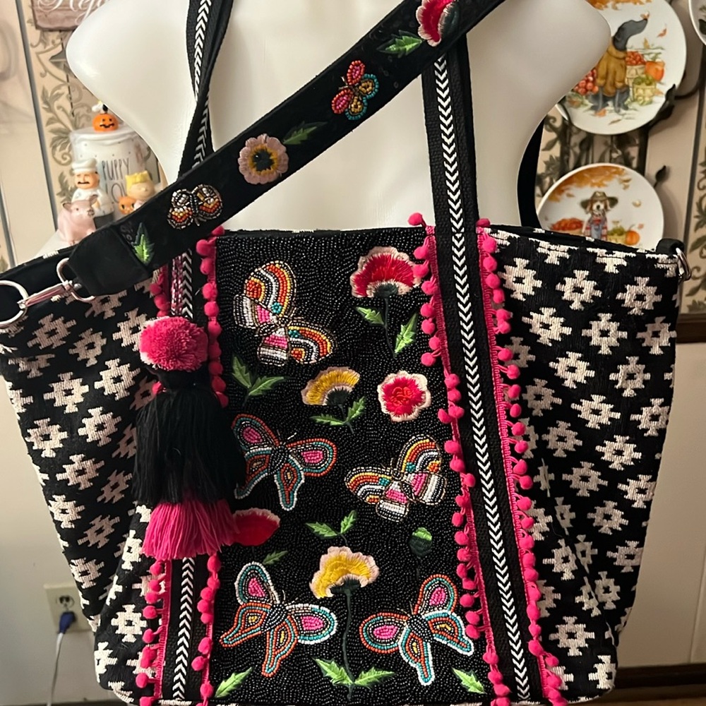 AMERICA & BEYOND TOTE WITH MAKE-Up bag, 2 Straps.